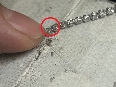 顕微鏡で拡大したブレスレットの裏側の構造