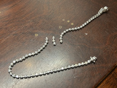 本体から取り外された3コマ分のダイヤモンドパーツ