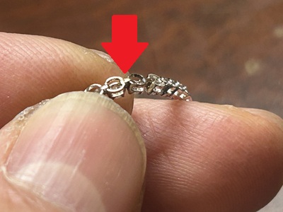 切断部分を裏側からピンポイントでロウ付け（溶接）している様子