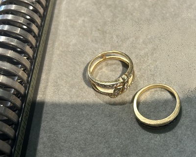 2つに分かれたリングとサイズ棒