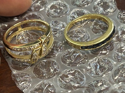 正面から見たダイヤモンドとブルーの石のリング