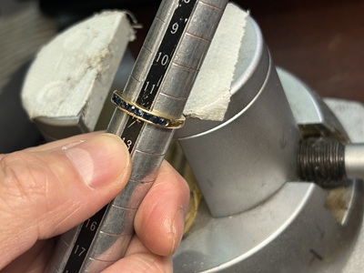 サイズ棒で内側のリングのサイズを測る様子