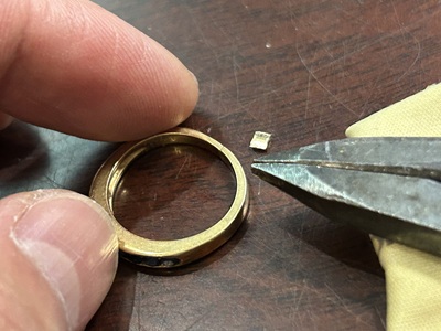 リングの一部をカットして取り除いた様子