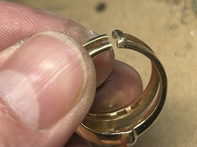 外側のジャケットリングをカットした様子