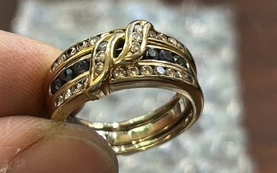 サイズ直しが完了し、ピカピカに磨き上げられた3連風リング