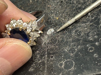 マーキスダイヤモンドが一つ取れてしまっているサファイアの指輪