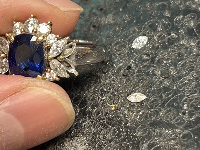 台座を整え爪を外に開いている様子。