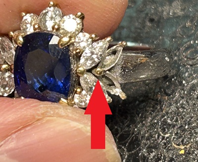 石が取れた台座の拡大写真。爪が外に開いている様子。