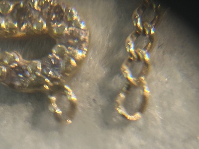 ルーペで切断箇所を拡大して確認している様子