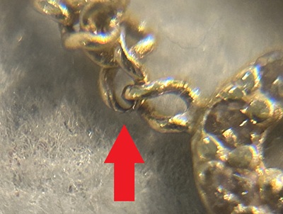 摩耗して細くなったチェーンのコマのクローズアップ