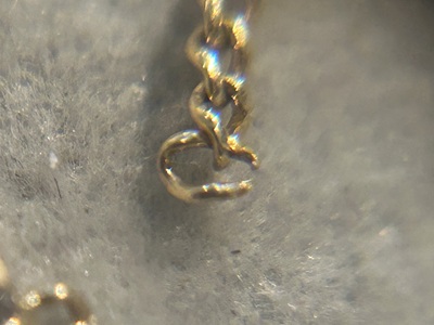 モチーフ部分とチェーンが完全に切り離された状態