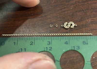 取り外された2コマ分のチェーンパーツ