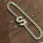 バフでリング全体を磨き上げている様子