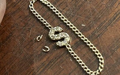 バフでリング全体を磨き上げている様子