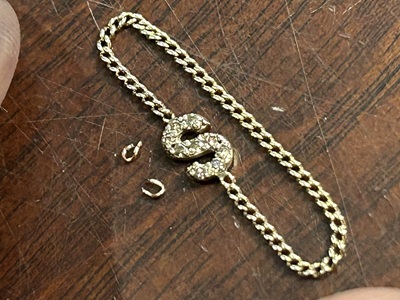 バフでリング全体を磨き上げている様子