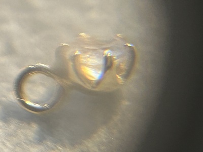 透明な石がセットされたペンダントトップ。バチカンが非常に小さい。