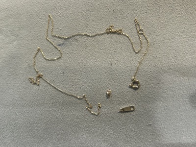 作業台の上で絡まった状態のネックレス全体像