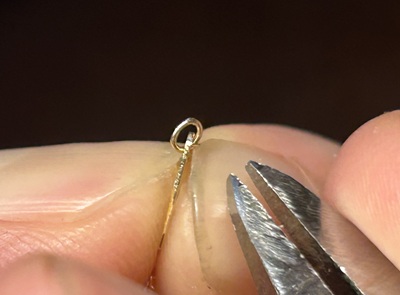 細いチェーンに丸環とプレートを通し、ロウ付けの準備を整えた様子