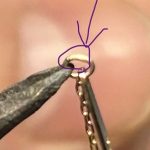 バーナーの炎で丸環の接合部をピンポイントで溶接する様子