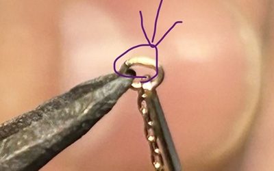 バーナーの炎で丸環の接合部をピンポイントで溶接する様子