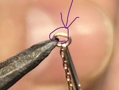 バーナーの炎で丸環の接合部をピンポイントで溶接する様子