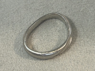 楕円形に大きく変形してしまったプラチナの結婚指輪