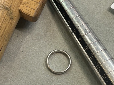 真円に戻り、サイズ9号を指し示すサイズ棒上の指輪