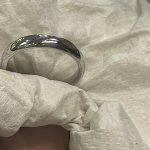 研磨機（バフ）を用いて指輪の表面を磨き上げる工程