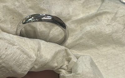 研磨機（バフ）を用いて指輪の表面を磨き上げる工程