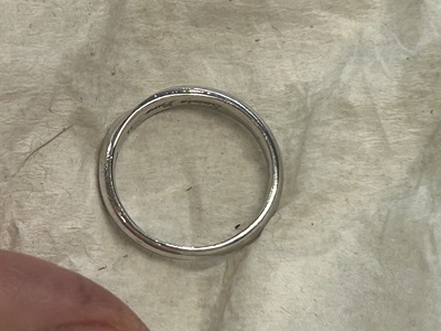 新品同様に磨き上げられた結婚指輪の完成品