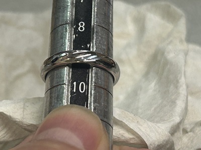 スマートフォンで完成写真を撮影する様子