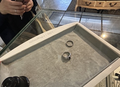 鮮やかな水色のブルースピネルがセットされたリング