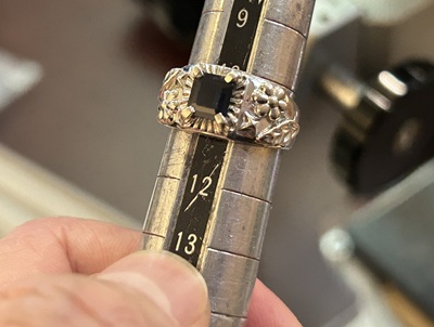 サイズ棒に指輪を入れ、10.5号を指している様子