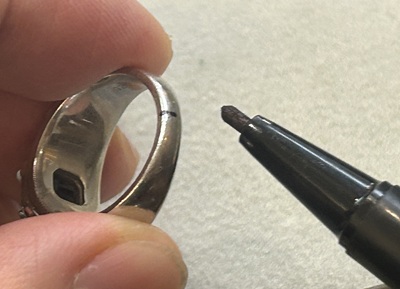 リングの底部に赤いマーキングがされた様子