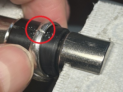 固定台にセットし糸鋸でリングを切断する瞬間