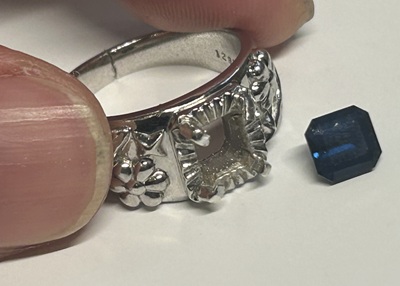 切断されたリングと、横に置かれたブルースピネルのルース