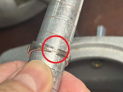 バーナーで炙りながらサイズ棒の上でリングを叩き広げる様子