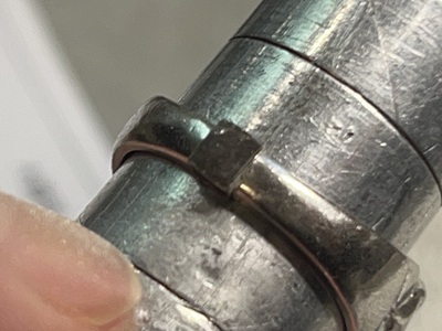 隙間なく地金片がはめ込まれたリング底部の接写