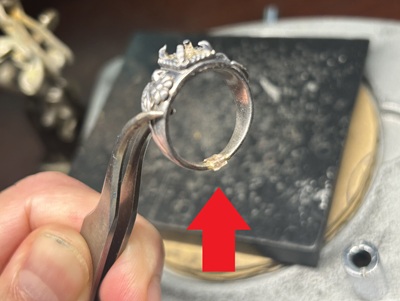 溶接が完了したリングの底部をルーペで確認している様子