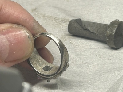 イヤバーやヤスリで溶接跡を削り整える様子