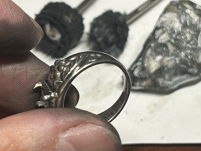 研磨機で鏡面仕上げを施しているリング