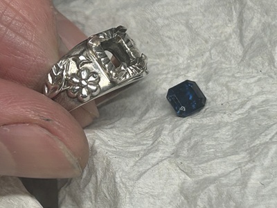 磨き上がった枠にブルースピネルを戻そうとしている様子