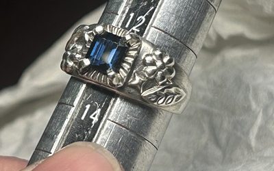 サイズ直しが完了し、輝きを取り戻したブルースピネルの指輪正面