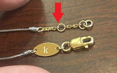 ロウ付けが完了し、シリコンポイントでピカピカに磨き上げられた美しいK18金具と無傷のナイロン紐