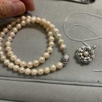 マジック金具が綺麗に取り付けられ、しなやかに仕上がった真珠ネックレスの完成品