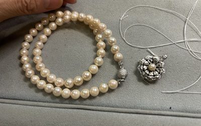 マジック金具が綺麗に取り付けられ、しなやかに仕上がった真珠ネックレスの完成品