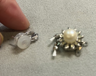 使わなくなった古いクラスプ金具の中央についている真珠と新しいイヤリング金具