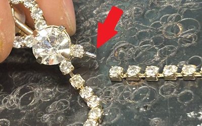 開けた穴に極細ピンを差し込んでパーツ同士を連結・固定する工程