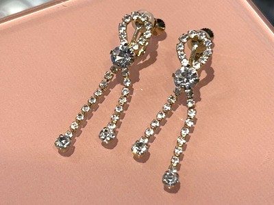 左右ともに美しく修理が完成しピンクのトレイに並んだキラキラ揺れるイヤリング
