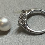 加工時の熱から守るために指輪のプラチナ枠から取り外された真珠